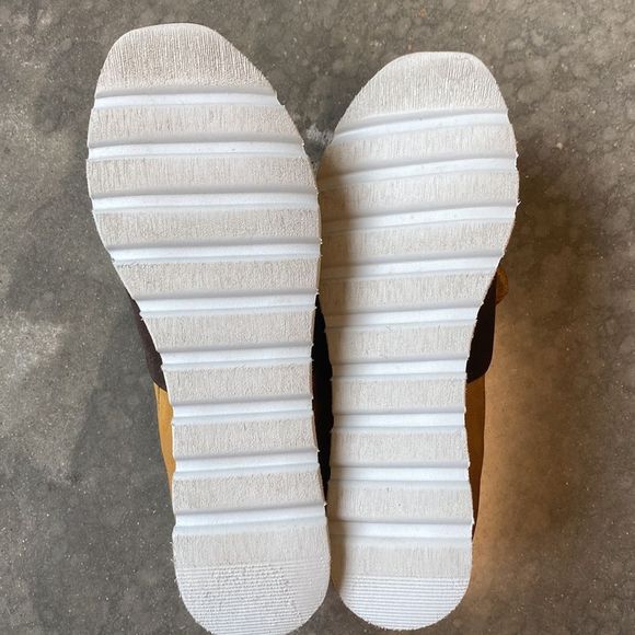 🔥Miz Mooz Ankle Booties, Low Wedge, Brown Leather, EUC! - US8.5🔥 - Picture 10 of 12